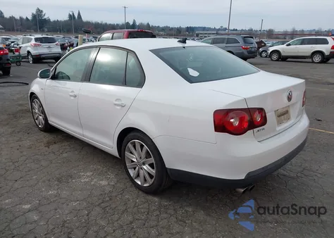 2010 Volkswagen Jetta Wolfsburg Edition z USA, uszkodzony, nr VIN 3VWRA7AJ7AM095835